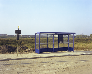 115144 Afbeelding van de abri van een bushalte van lijn 5 van het G.V.U. in het nog grotendeels onbebouwde terrein voor ...
